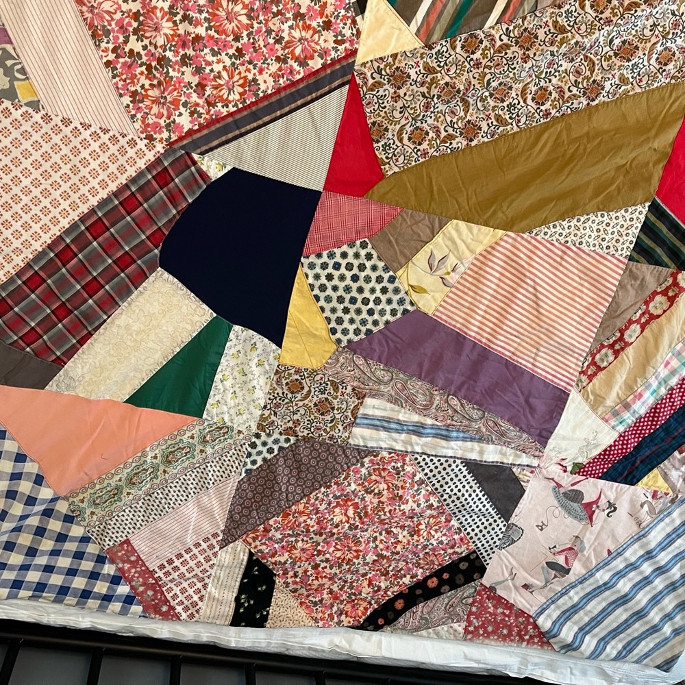 Patchwork Quilt with Multicolor Design - Picture 9 of 16